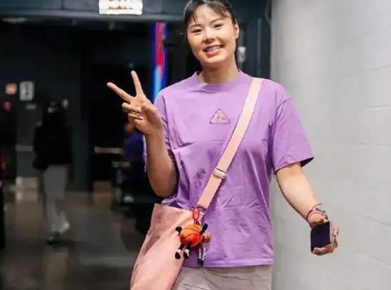 小宝微微一笑已赢得主教练信任，李月汝受到新球队主教练大力赞赏！

今天李月迎来了