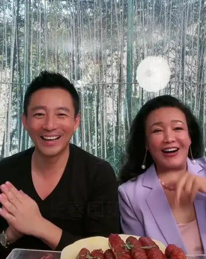 同样是富二代，汪小菲为什么单纯天真，而宗馥莉就被描述成“心机深沉”？
因为俩人从
