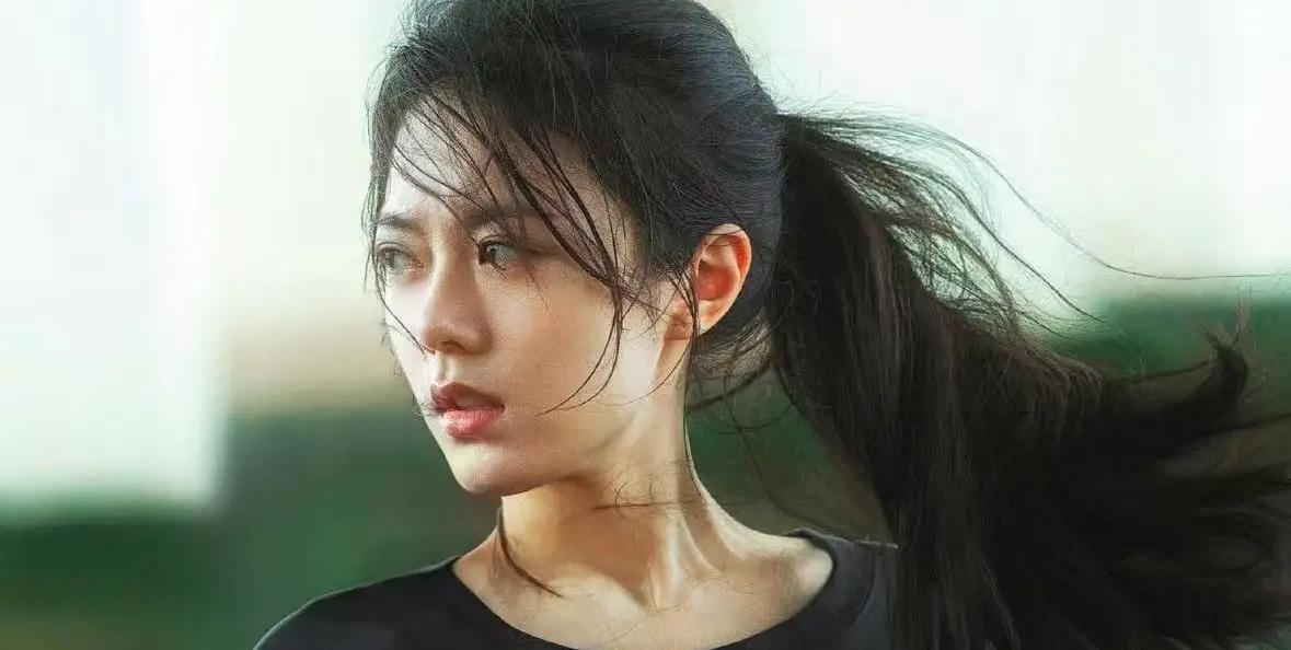 赵今麦红毯炸场！暗黑玫瑰造型上演美商核爆
从《少年派》的马尾乖乖女到红毯上的“暗
