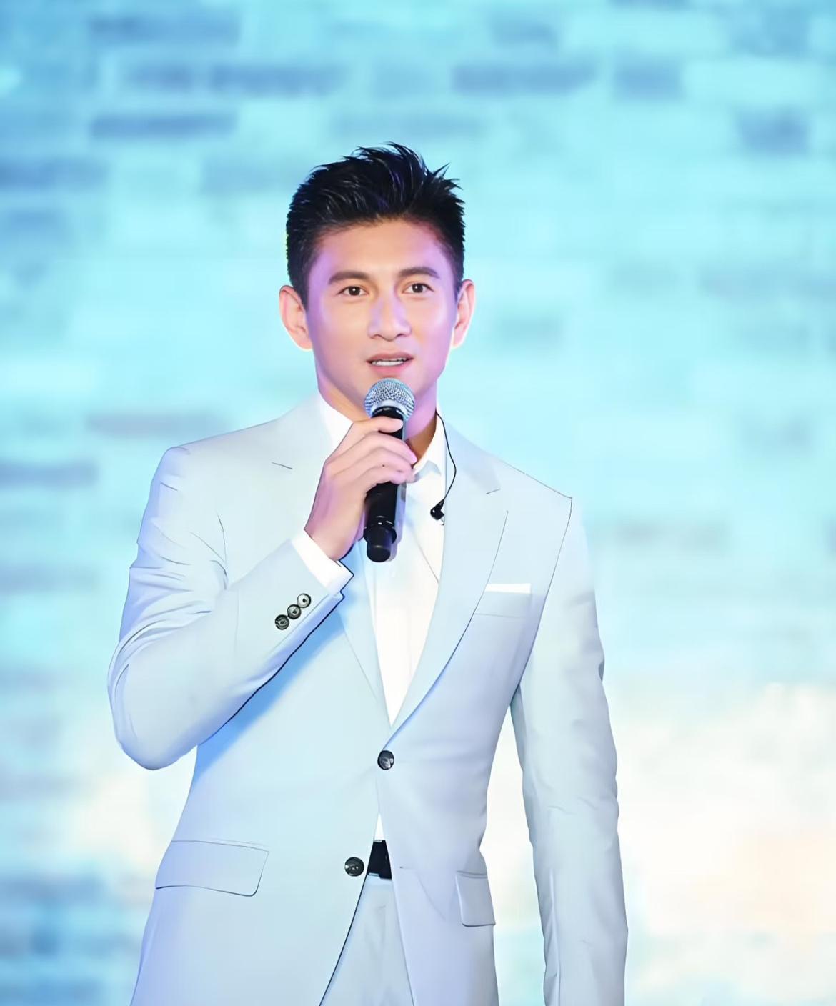 我敢说，
吴奇隆估计得换方向发展了。
不是因为吴奇隆演技不好，而是因为现在的影视