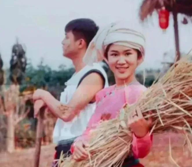 1974年，知青杨俊在云南傣乡被马蜂蜇伤眼睛，傣族大嫂用奶水给他疗伤。没曾想，大