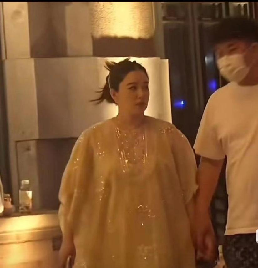 阚清子挺明显孕肚与老公逛街！男方全程护腰拎物超宠溺，幸福气色藏不住
刷到阚清子与