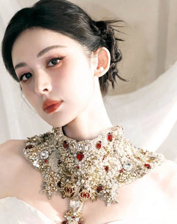 古力娜扎脖子戴的这东西，大家觉得怎么样？