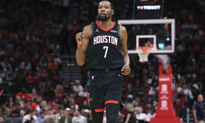 申京不在，杜兰特终于有机会接管最后一投了！
面对太阳，火箭在最后3.3秒与对方打