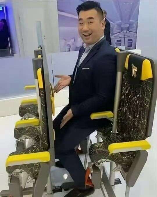 某航司经济舱的设计，这是要人站着吗？