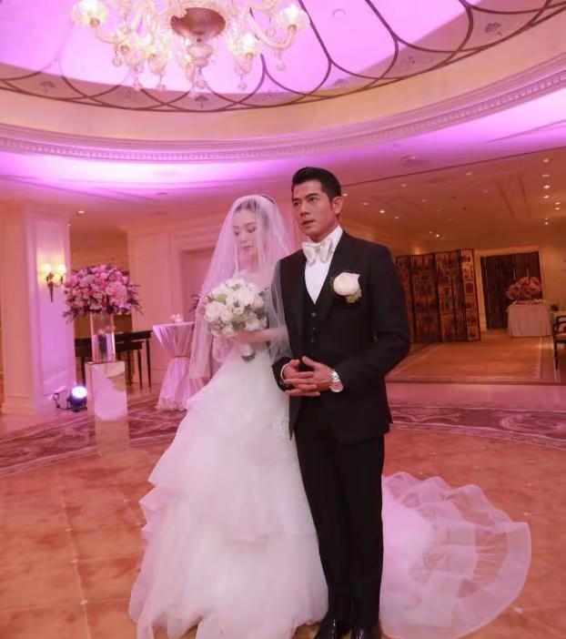 天王隐婚多年终成女儿奴？郭富城陪妻逛街被疑三胎，细节里藏着中年男人的生育焦虑？