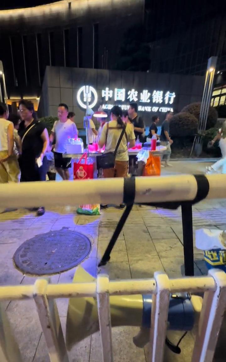 各位游客，病从口入，牛团小贩售卖的商品不卫生、不安全，请各位游客不要购买。各位游