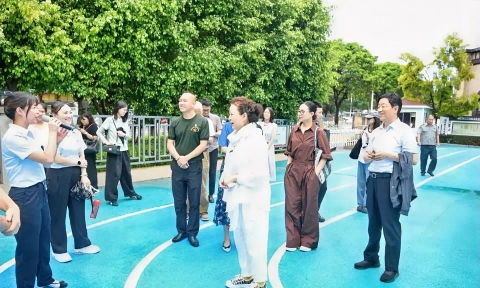 #高看社工# 中国社会工作联合会副会长李羚近日率青少年与学校工作委员会、文化和体