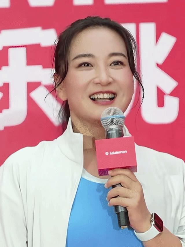 贾玲她胖的时候，别人都在说，减减肥吧。她瘦了，别人又在说，还是胖点好看。
这不禁
