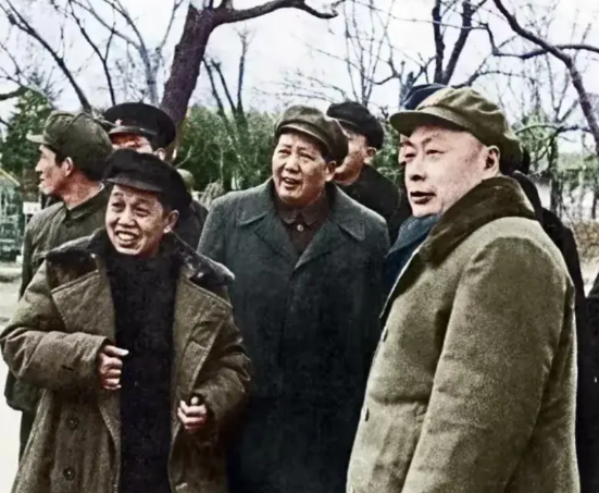 毛主席视察南京时和陈毅等人在玄武湖的一张照片 
 下图是1953年2月22日，毛