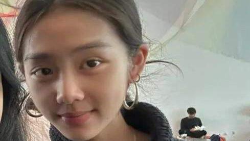 19岁黄多多近况曝光！素颜被赞巴掌脸，留学被偶遇，日常低调朴实