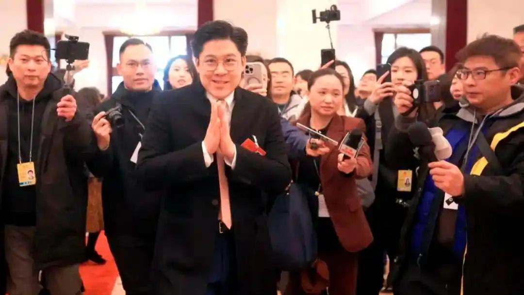 两会热点！医疗、就业不再是唯一焦点，霍启刚出奇招，直击“内卷”顽疾！