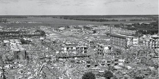 1976年7月28日凌晨，唐山发生7.8级强烈地震后，毛泽东主席当时重病卧床，批
