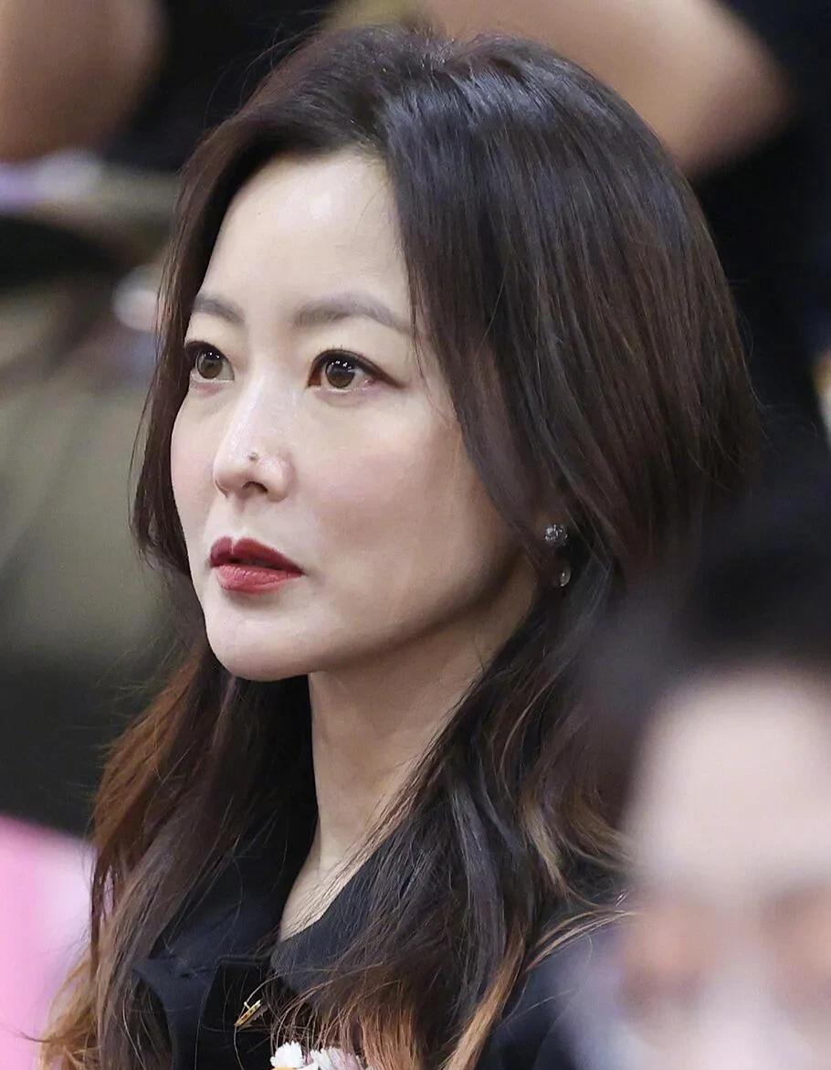 金喜善应该确实没有医美，鼻尖痣变大，51岁的状态很真实～韩国美女变老后，感觉面相