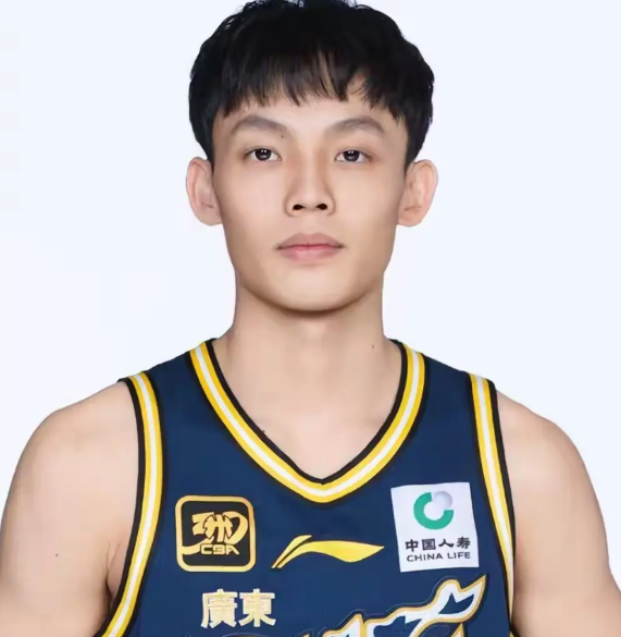 广东男篮败给了新疆男篮。新疆队的实力颇为强劲，而广东队年轻球员背负着沉重压力，是