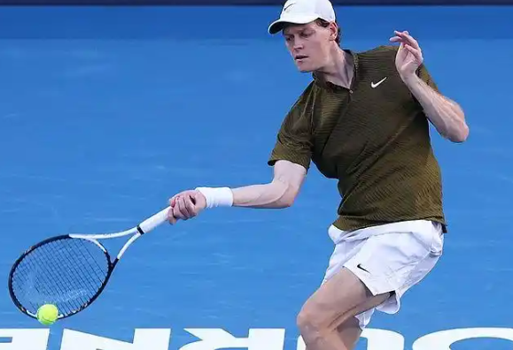 北京时间1月26日，随着辛纳3-0完胜达尔德里、德约科维奇收到退赛大礼，澳网男单