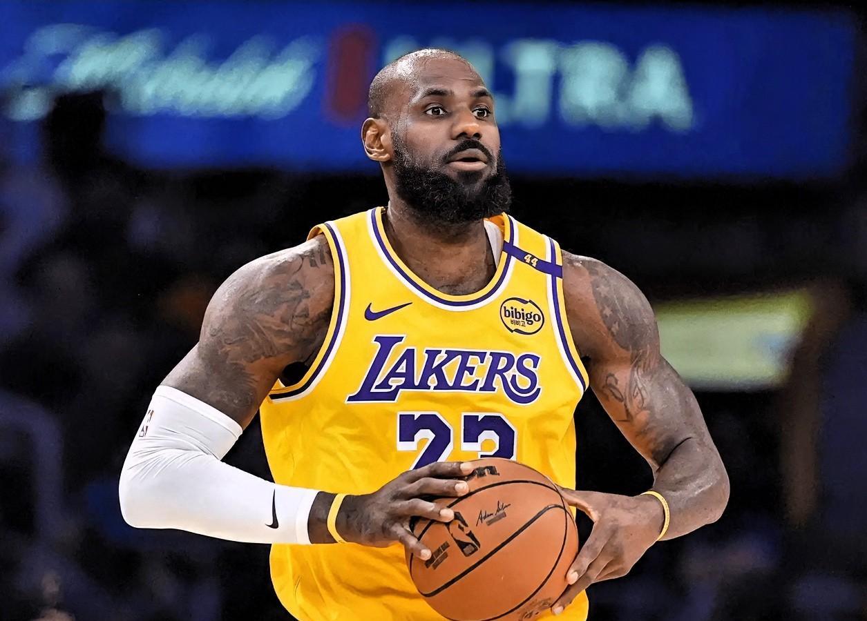 詹姆斯明日复出，湖人的天亮了！
今日据记者Shams报道，詹姆斯状态升级为出战成