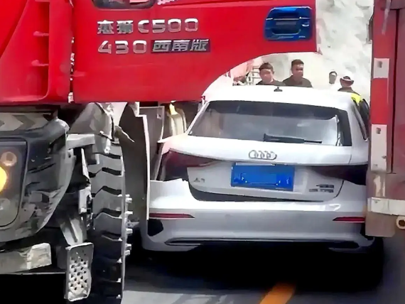 无知者无畏！？
   近日，有网友发视频，四位如花似玉的小姑娘，驾驶一台奥迪，在