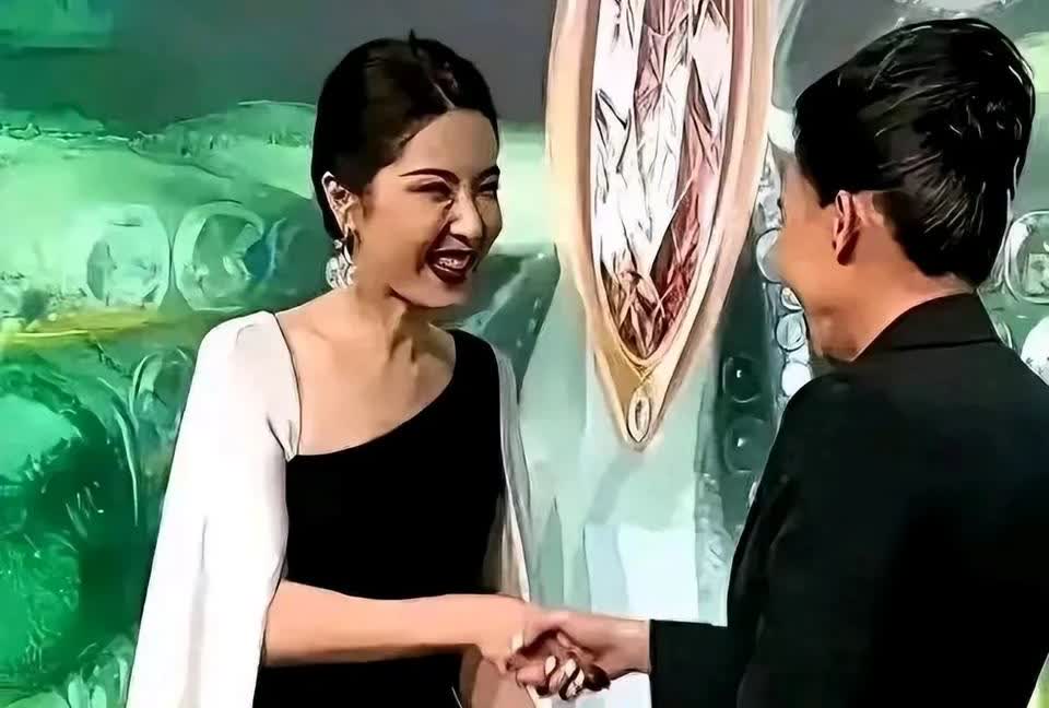 天呐，曾经风华绝代的女神，现在脸部僵硬的让人不敢直视