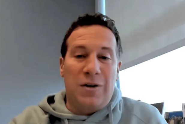 太阳老板马特-伊什比亚参加了德雷蒙德-格林的播客节目，谈德文-布克时：
“布克是