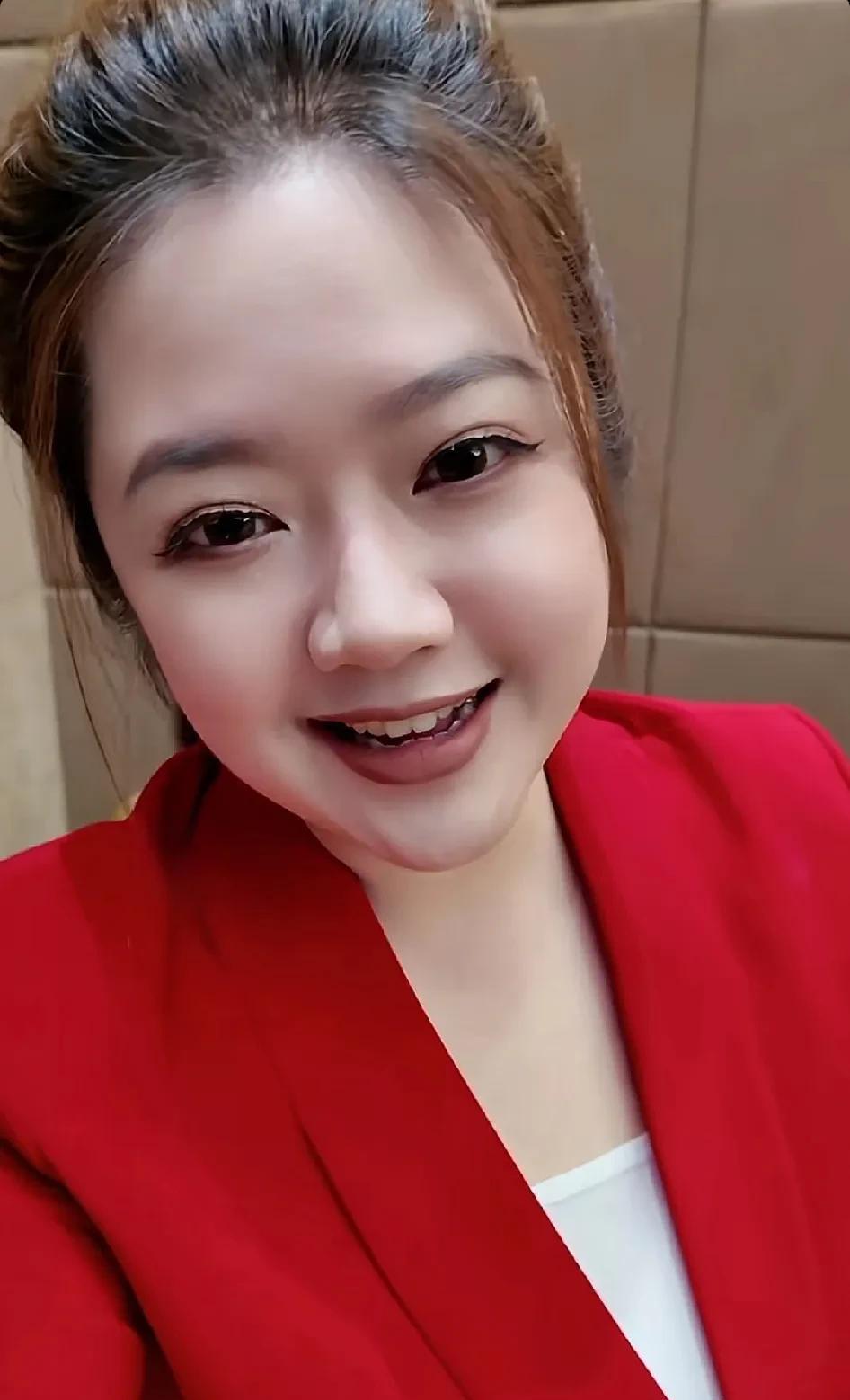 翟萱：前台媒主持人，几天前辞职，因带父亲到大陆祖籍地寻根，因用镜头展现大陆真实的