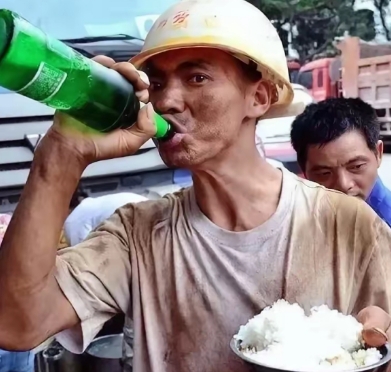大家发现没？一些农民工饭前总喜欢拿一瓶啤酒，并且在很短时间内喝下去，然后再开始吃