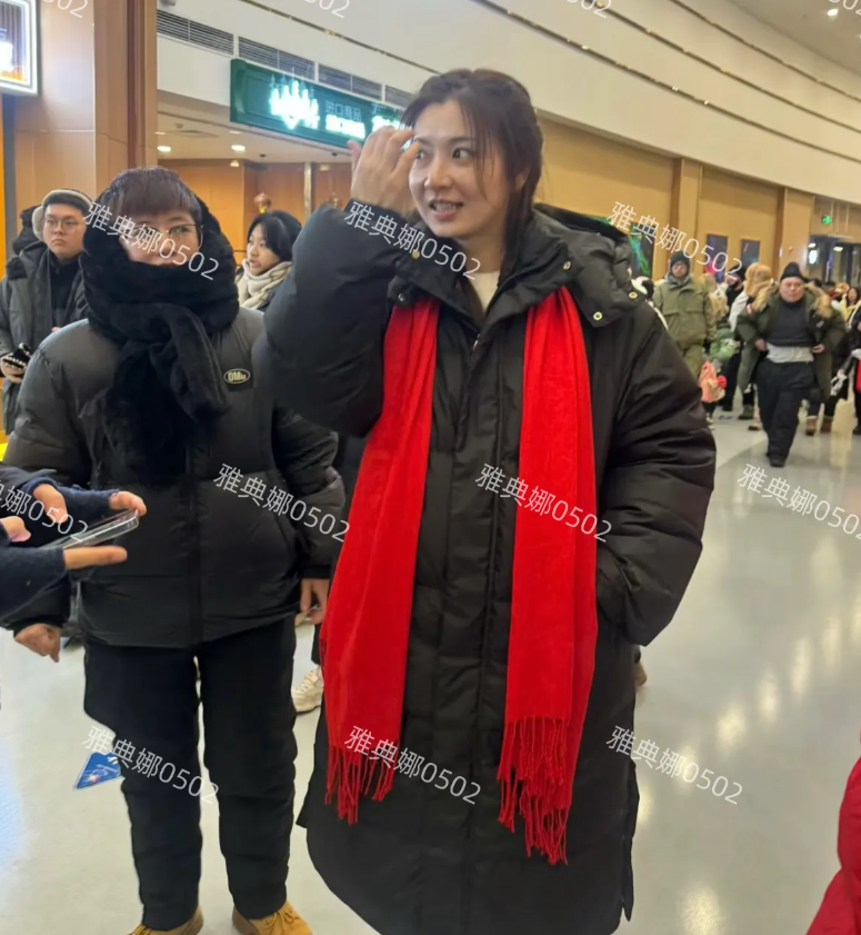哈尔滨冰雪大世界遇到《甄嬛传》里的眉姐姐！
澜曦本人个子很高很瘦，穿着厚厚的羽绒