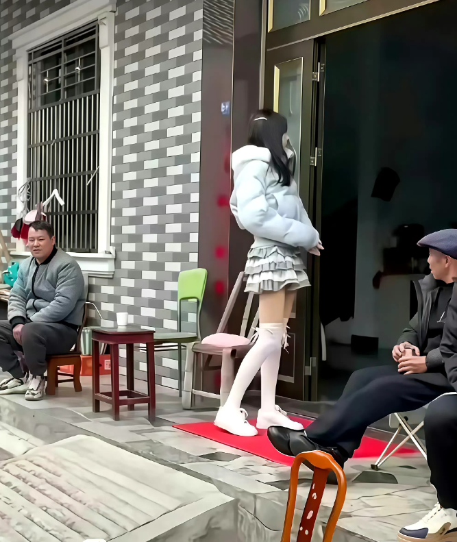 村里的老人怎么看待年轻人这样的穿搭