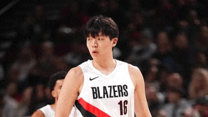 杨瀚森半场连打10分钟！防守+体能蜕变，组织亮眼