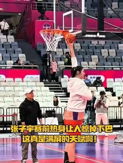 山东这地方真是出产大个子球员，中国女篮新星张子宇这身高真的太无敌了，227公分的