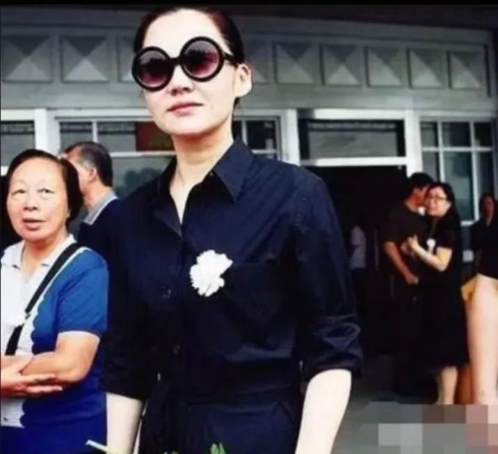 2012年，演员许晴参加好友李婷的葬礼，一身黑色套装胸佩白花墨镜遮面明星范十足引