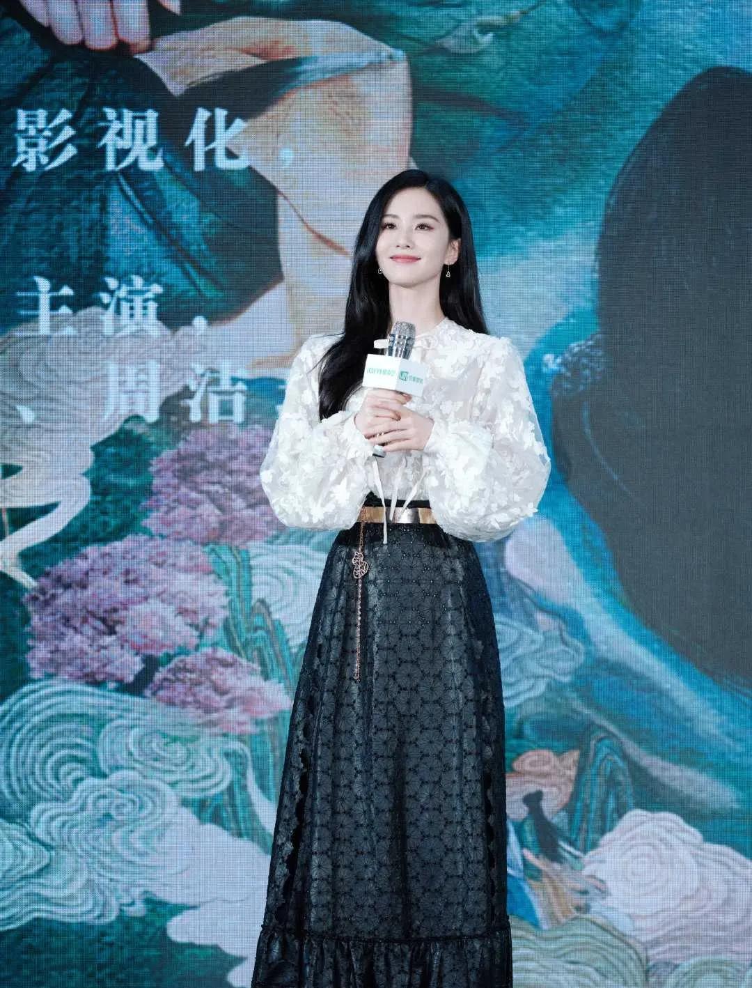 《刘诗诗惊艳亮相！复古蕾丝装尽显东方优雅韵味》：刘诗诗出席活动，一袭复古蕾丝服饰