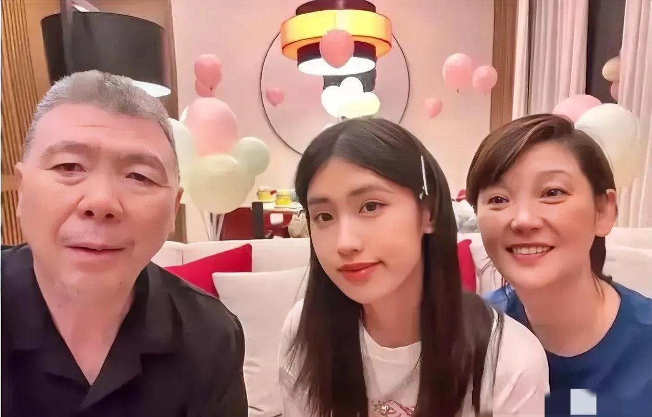现在全网最烦恼的人就是冯小刚吧！
不是新戏市场不好，
也不是最近有啥流言蜚语，而
