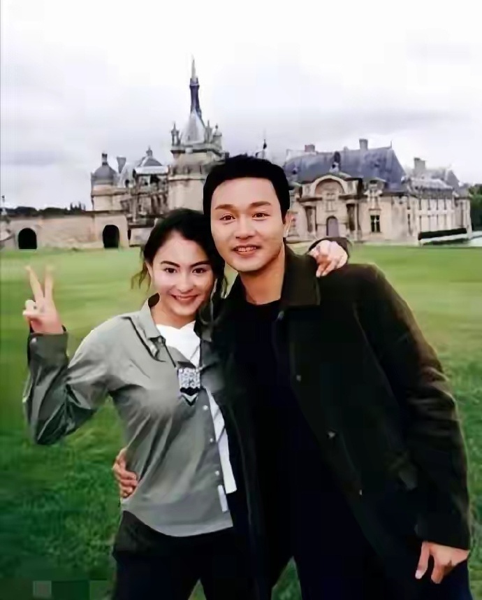 张国荣和张柏芝在法国巴黎留下的一张珍贵合影，颜值都好高！ ​​​