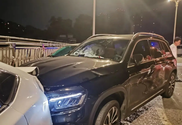 【贵阳花果园凌晨突发事故：SUV连撞5车 车辆损毁严重】6月13日凌晨1时30分
