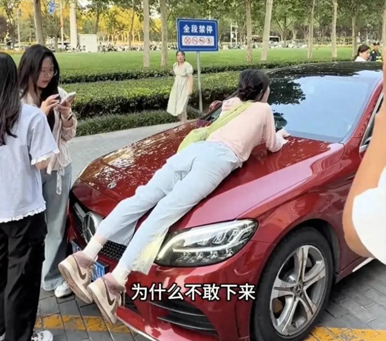 “拖欠我们几个月的工资不给，可老板却开豪车做美容，缺不缺德啊！”在河南郑州的大马