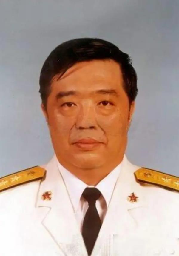 1998年，香港，贺龙之子贺鹏飞，看四下没人，闪身冲进一间商人办公室，凑到那人耳