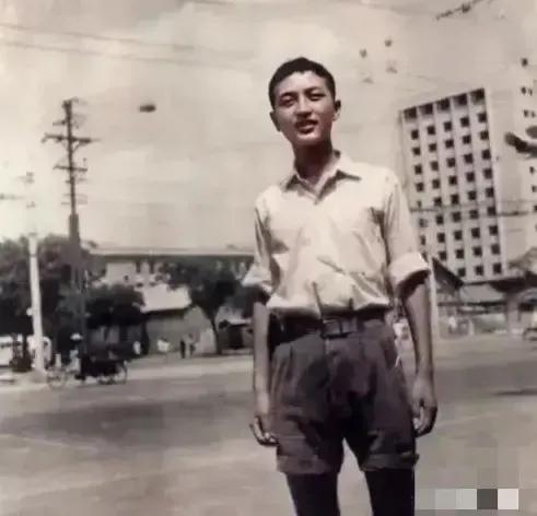 这是1969年，有一位年轻的小伙子站在街头拍照留念。他名叫柳传志，是江苏镇江人，