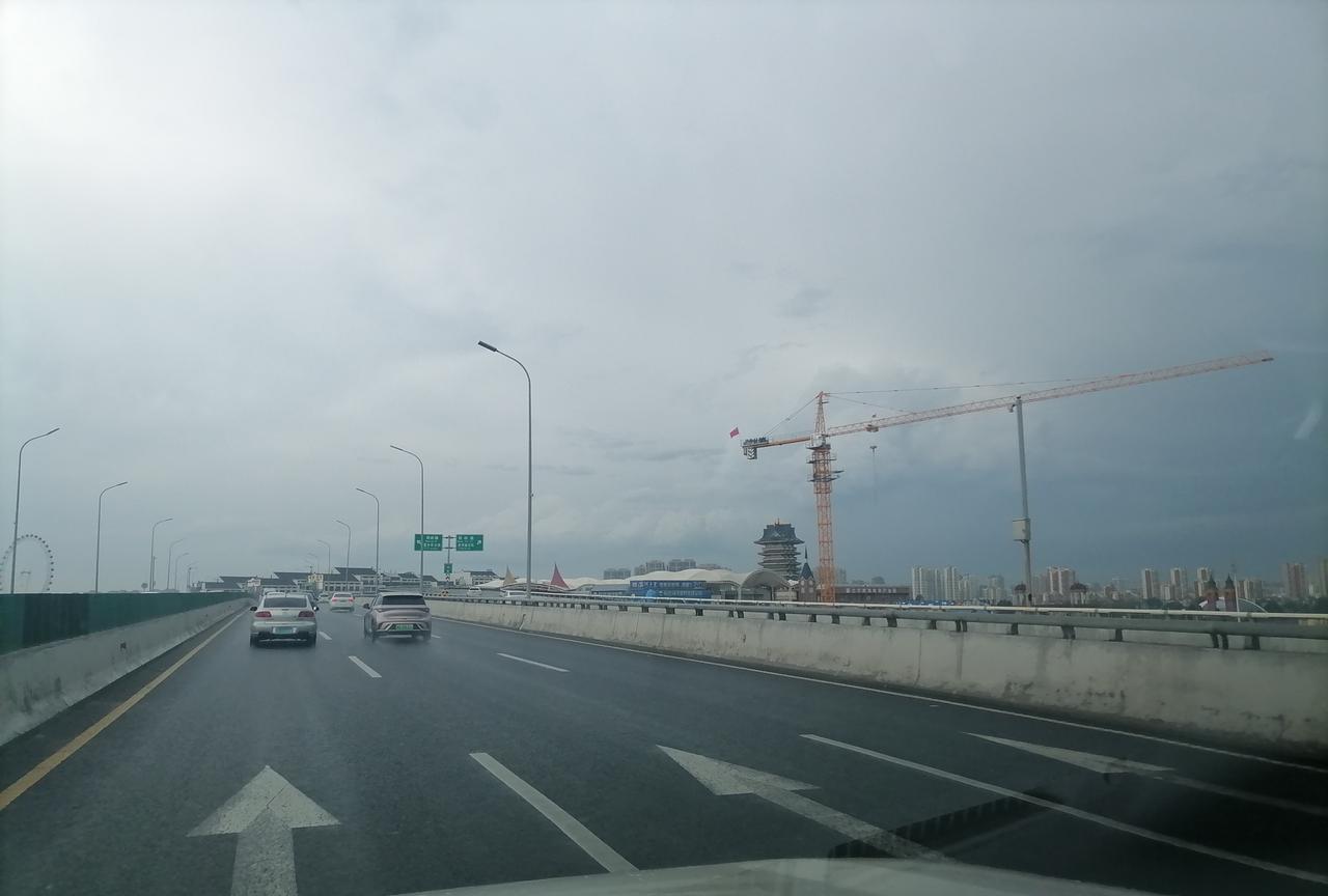 临沂这个地方忽然多了个塔吊，不知道建什么的？
现在看见个塔吊，感觉很新鲜，不是5