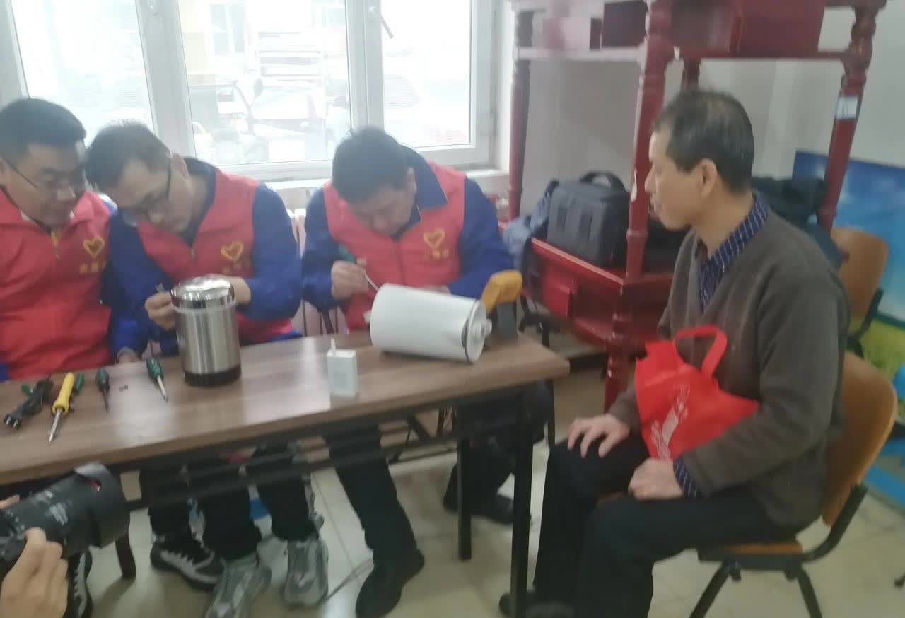 石河子市十七小区党员为居民献爱心志愿者，开展每月最后一周星期五免费为居民做好活动