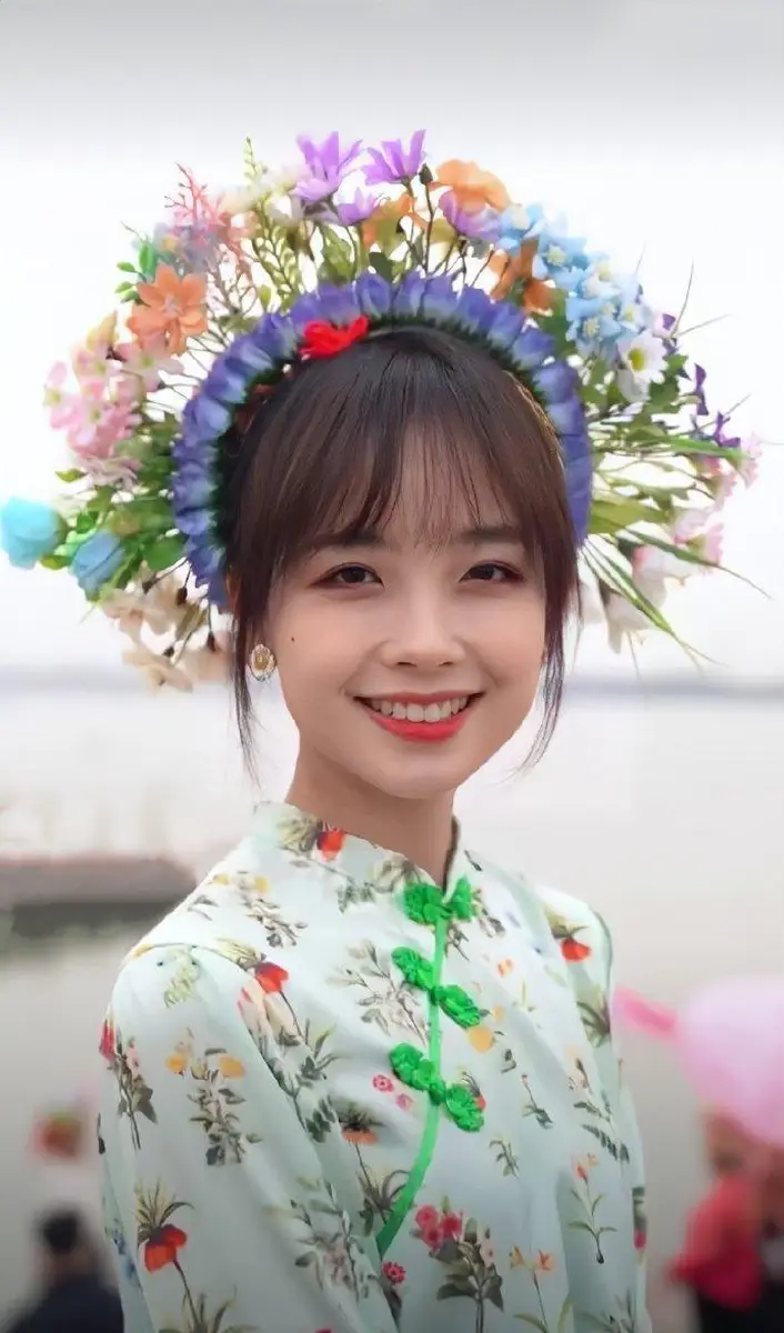嘿嘿！王冰冰簪花少女美极了！