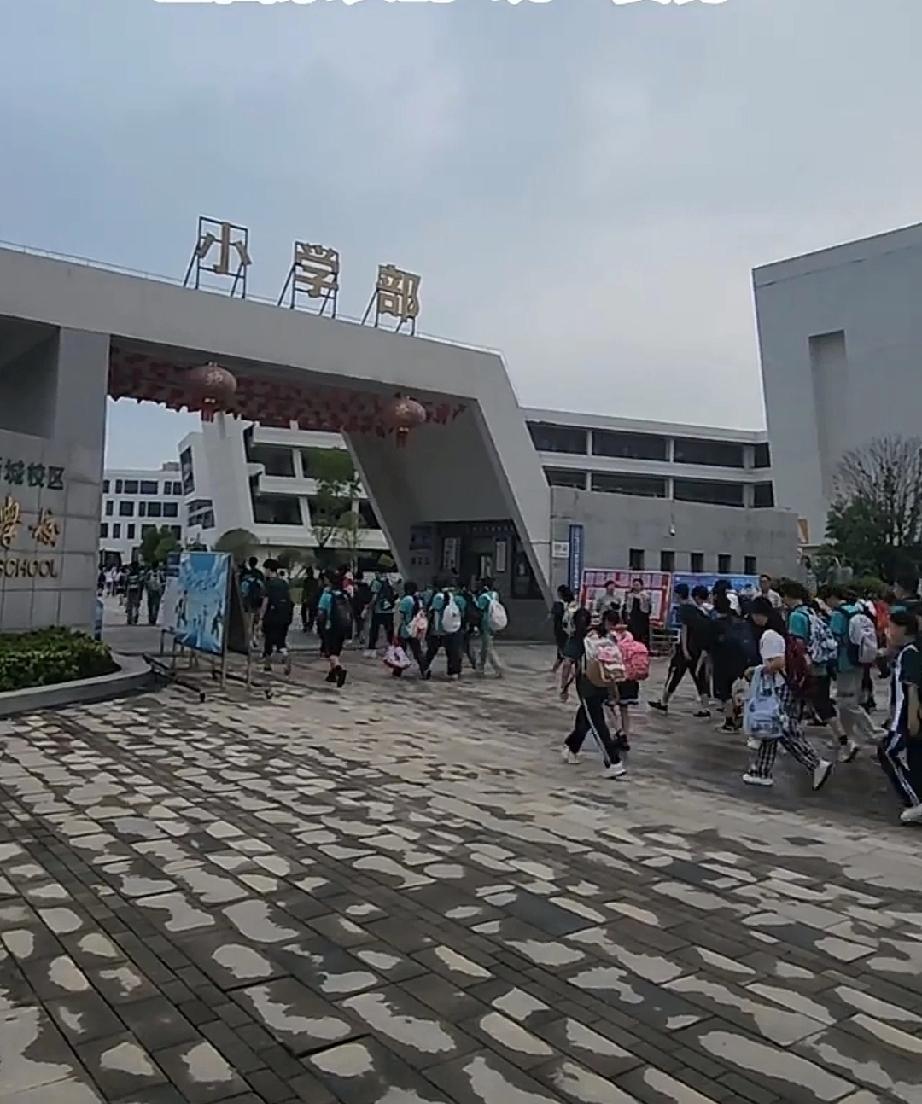 9月1日，是开学的第一天。第一课是“神兽归笼”。湖北武汉的一所小学，家长们把孩子