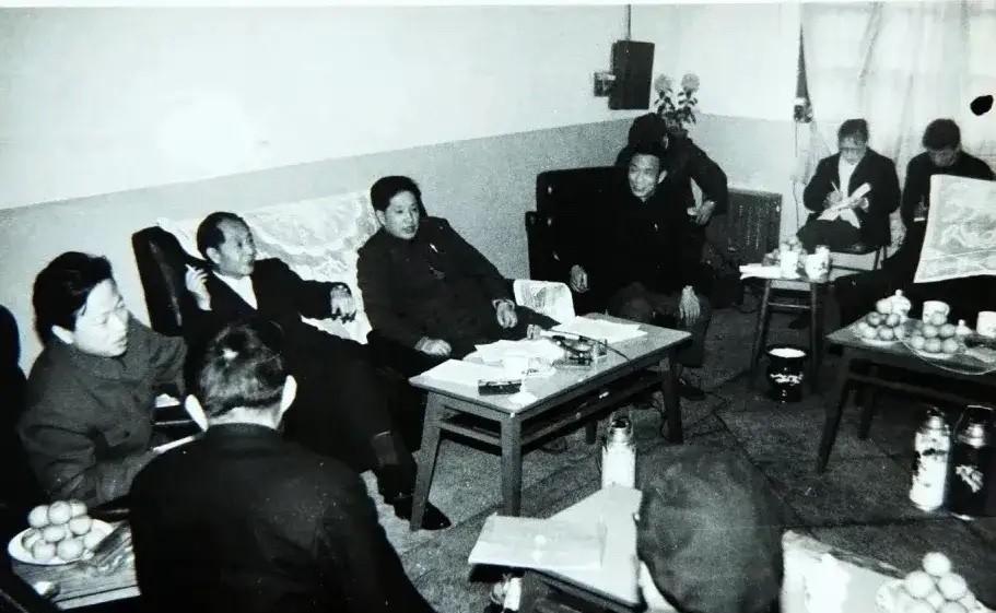 1984年12月13日，胡耀邦同志（右五），湖北省委书记关广富（右四）、副书记钱