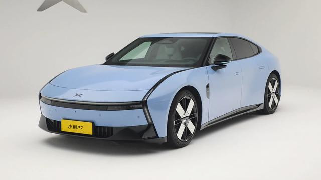 全新一代小鹏P7上市，搭3颗图灵芯片，售价21.98-30.18万元