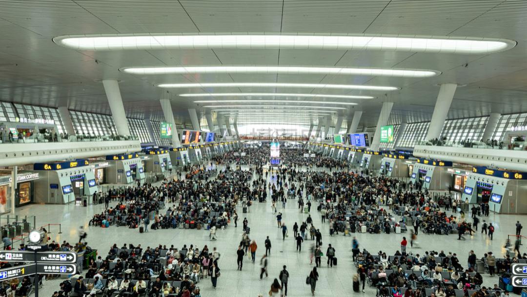 逆行的返程潮里，他们反向过了个团圆年