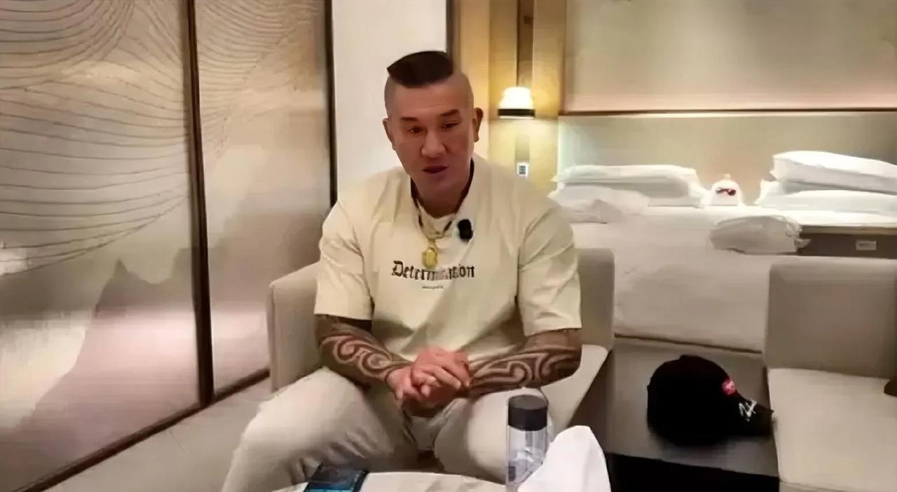 馆长暗指黄智贤揪着过去始终不放，在直播间再次向大陆同胞公开道歉: 由于我过去无知