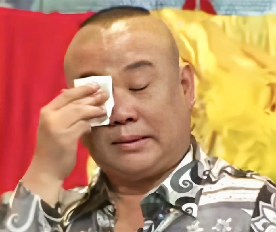 这就是郭德纲，尊师重教的典范，意大利演出不忘怀念侯耀文。
郭德纲是一个尊师重教的