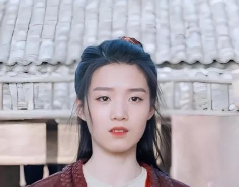卢昱晓的首部作品是《玉昭令》，给李一桐打酱油的时候，是在《乌云遇皎月》，这是她的