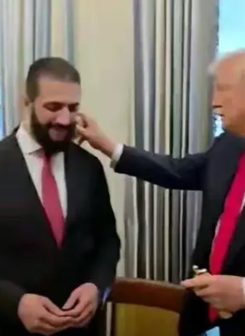 这哪是喷香水？分明是嫌弃！
特朗普接待叙利亚总统代表团的方式比较独特！为朱拉尼喷