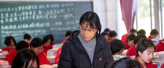 2000名学生没一个上清北！张桂梅被知名大V质疑，其实她早已回答
最近网上有些声